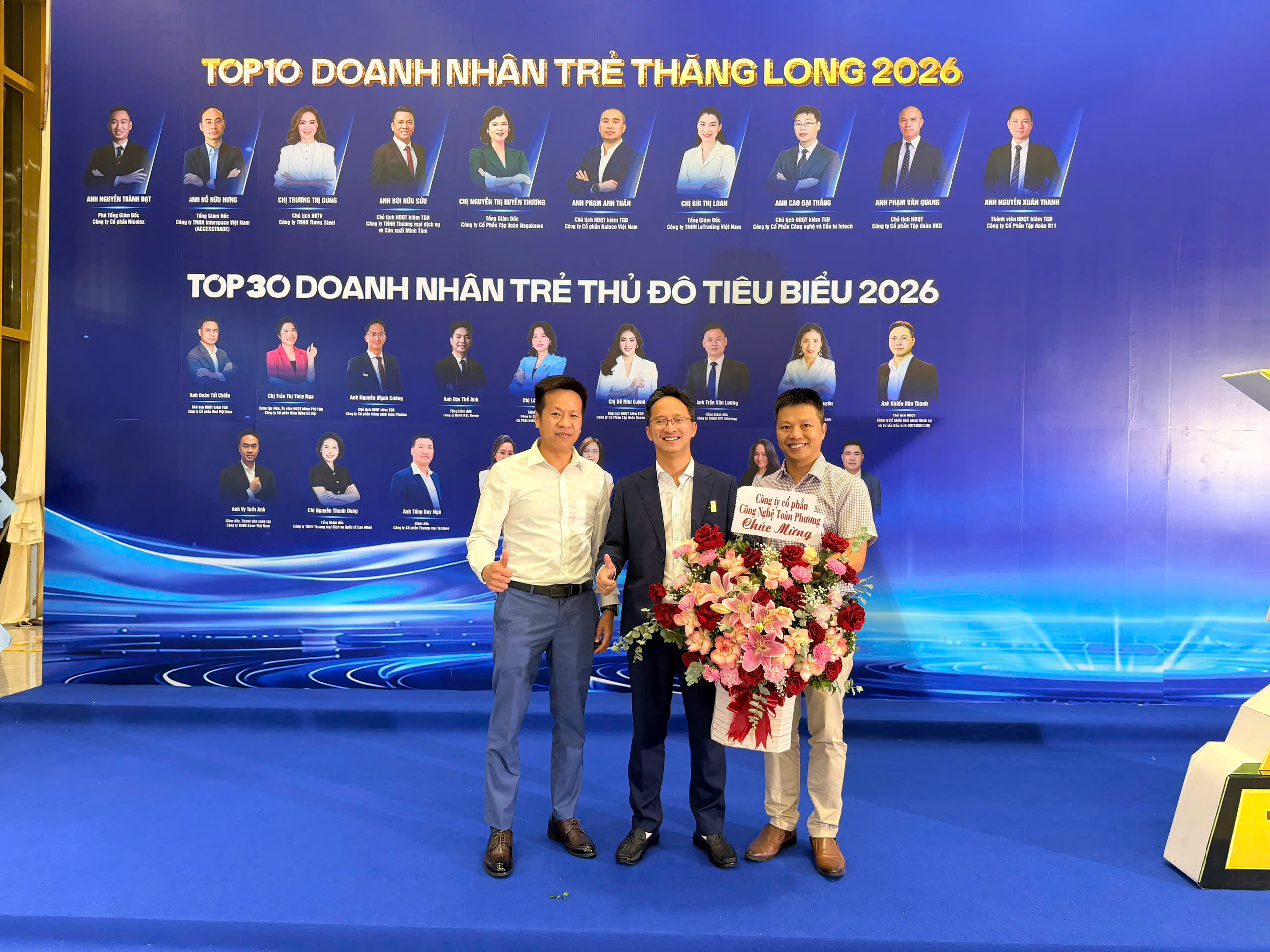 Khoảnh khắc chúc mừng đại diện Công ty Cổ phần Công nghệ Toàn Phương sau chương trình vinh danh